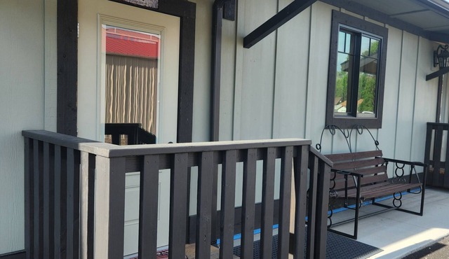 406 River Lodge: Yellowstone River in your backyard. Newly built lodge.