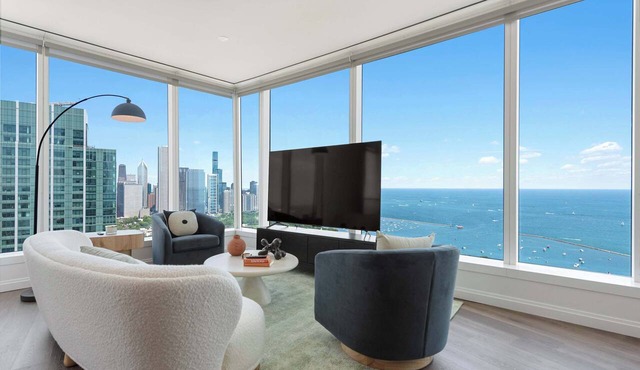 49th Fl Luxury Retreat + Stunning Lake Views