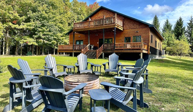 4bd/5ba Luxe Log Cabin - Sunset View of Torch Lake, Hiking Trails, Premier Golf