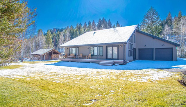 4BD Chocolate Gulch Cabin on Trailhead