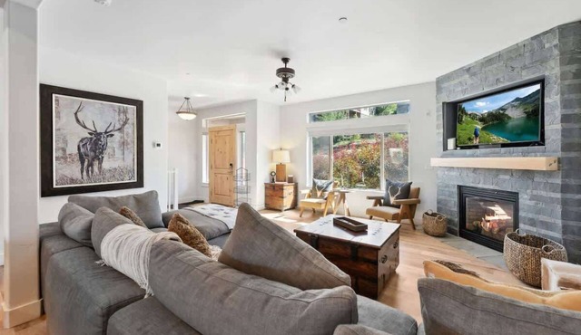 5 Bedroom 4 Bathroom, Hot Tub Minutes from Slopes