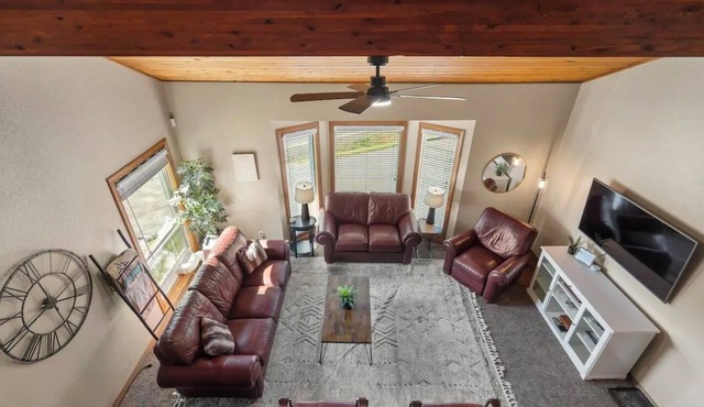 ​5-Min Walk to Lake! Spacious 5BR Condo w/Fire Pits