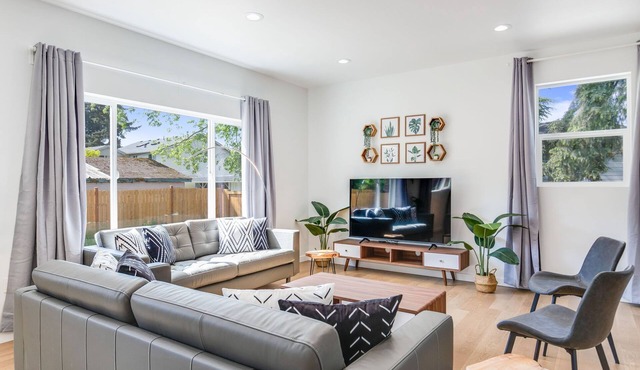 5B4BA SFH close to Airport w/EV charger, Backyard