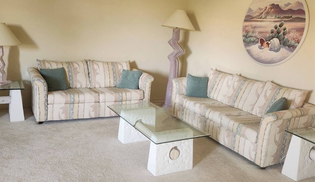 6 month contract, short-term rental. 2 bed/2 bath in quiet neighborhood.