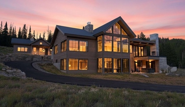 7-bedroom chalet with golf simulator, steam room, and hot tub