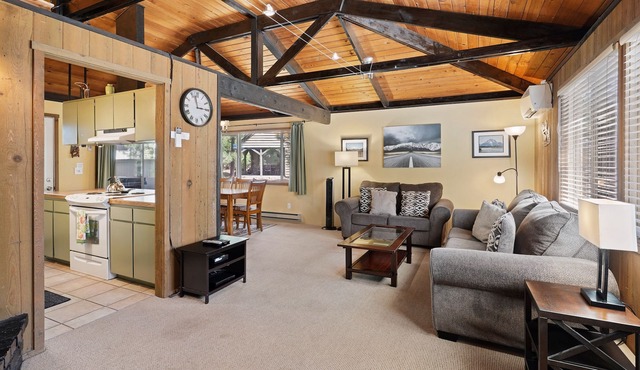 7 Grizzly - 2 Min to Village & SHARC, A/C, SHARC Passes, Hot Tub, Bikes, Updated