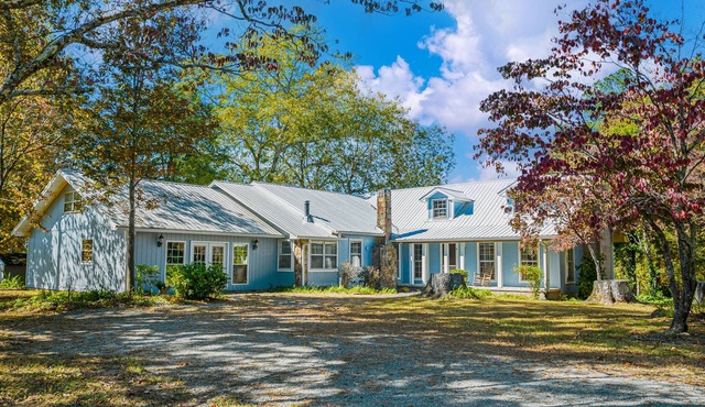 7BR/4BA, Sleeps 21! Adjoins National Park. Trails/Pond. Lookout Mtn. Cabin