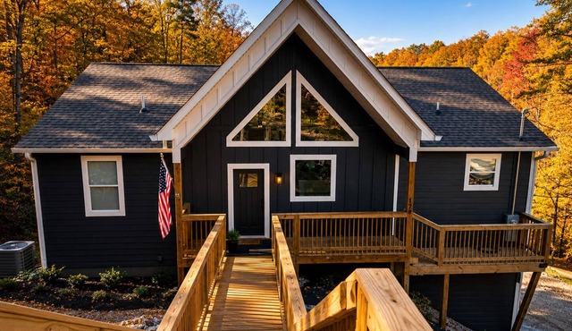 8BR Lakefront Lux Retreat: Private Dock, Sleeps 28