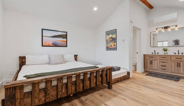 #9 Yellowstone Cabin w/AC, Fire Pit & BBQ!