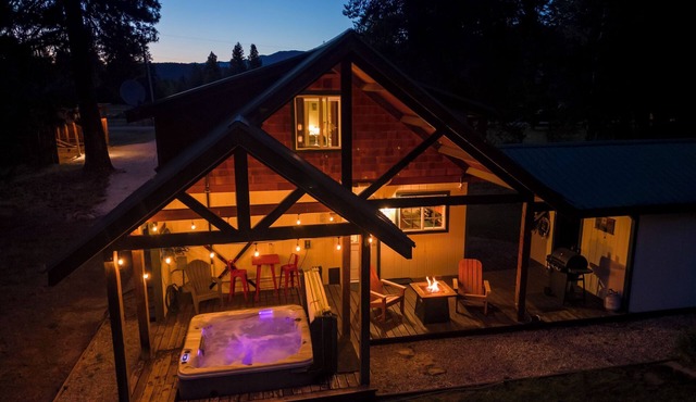 A cozy dog friendly cabin, sleeps 6 with a hot tub