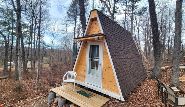 A-frame in the Brambles Cabin, Broadway, Virginia in Broadway