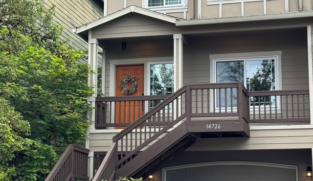 A House On Catalina 3-bedroom townhome in Tigard, OR w/AC, WiFi, patio & grill