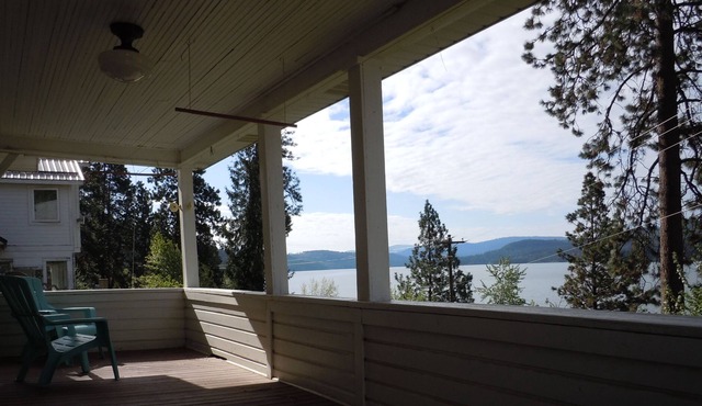 A Place For Family And Friends To Gather And Enjoy The Splendors Of The Lake.