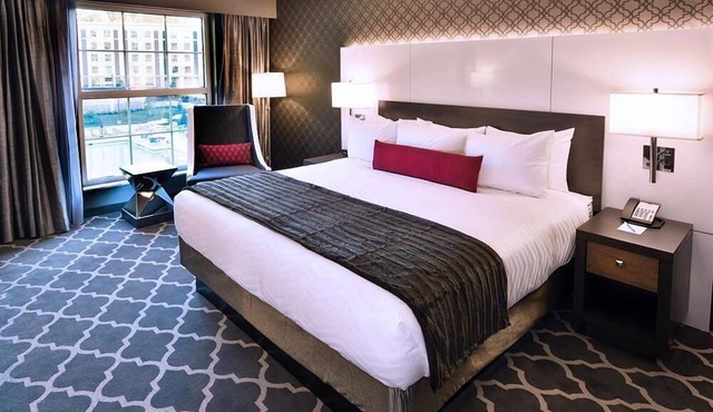 Accessible King Guestroom w/Connecting Door -Outdoor Pool -Close to Graceland!
