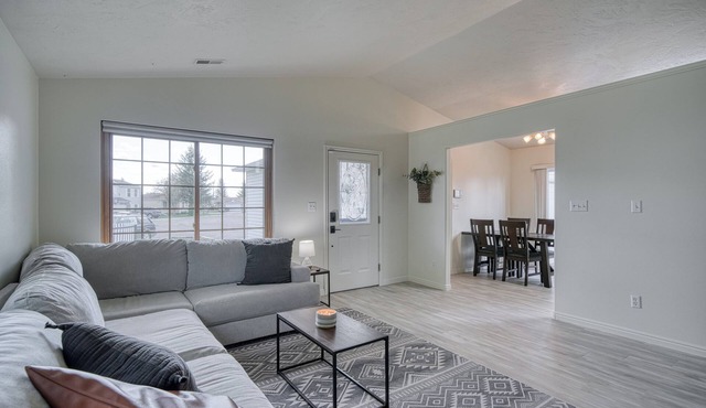Adorable home for everyone with WiFi, AC, and a fully fenced yard
