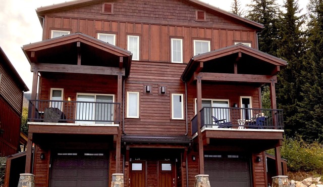 Adventure Awaits: Ski-In/Out Retreat with Spa, Steps from Schweitzer Village!