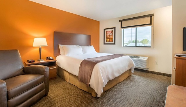 Affordable Room with Full Amenities Near I-35, Ankeny Art Center & Cascade Falls