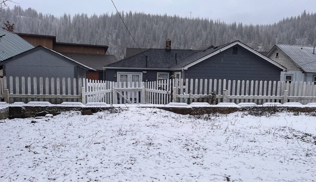 Aged like fine wine - charming home close to Silver - your home away from home