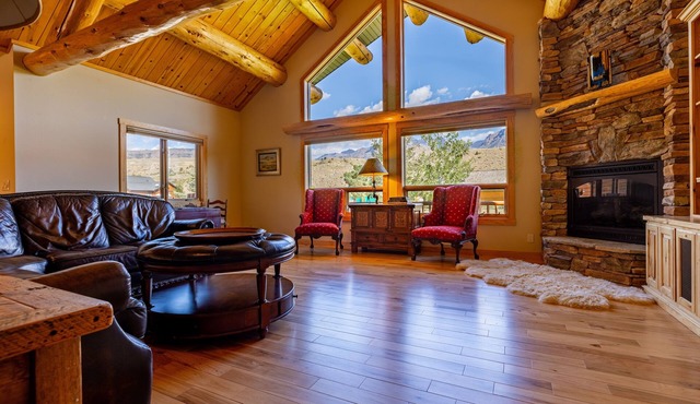 AJ's Outpost- Family retreat, Mountain views, Great location
