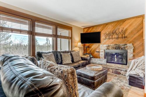 All-Suite Alpine Getaway - Pools Hot Tubs & Golf - Shuttle to Ski Mountain
