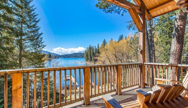 Amazing Lakefront Getaway-sleeps 18 guests, w/private dock, gameroom, spa & more