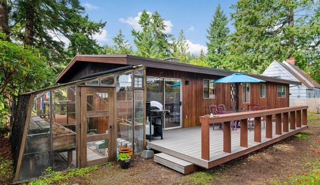 Amazing Location, Nestled in Trees, Pet Friendly, New Decks, Close to Everything, 5 Miles 2 Portland
