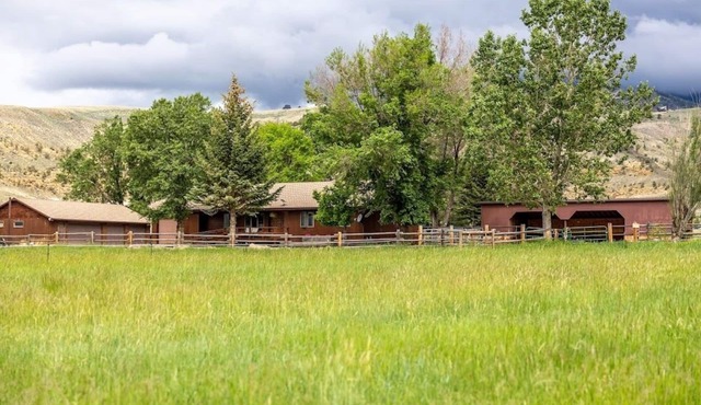 Amazing views -Three bedroom home between Cody and the East Gate to Yellowstone