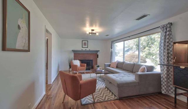 Ambrosia - Mid Century Near 3rd St, Pet-friendly