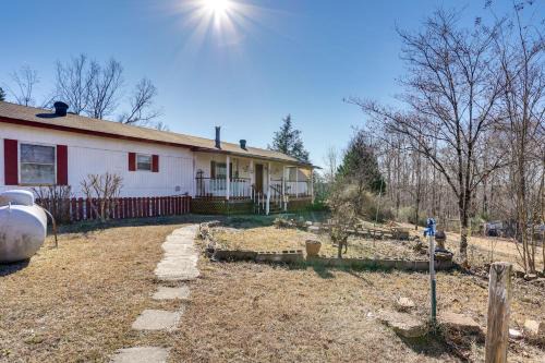'Antique Farmhouse' in Bethel Springs on Half-Acre