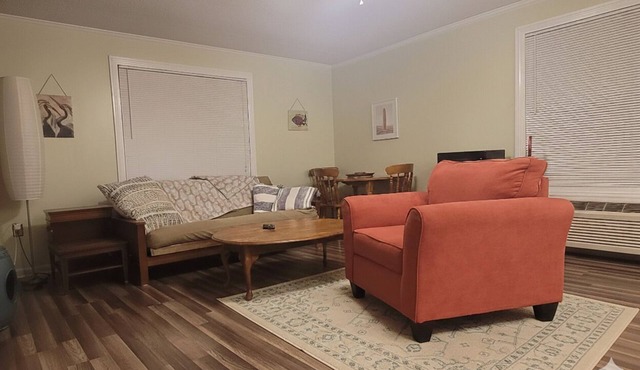 Apartment w/kitchen near Dauhpin Island Beaches, Pascagoula and Mobile.