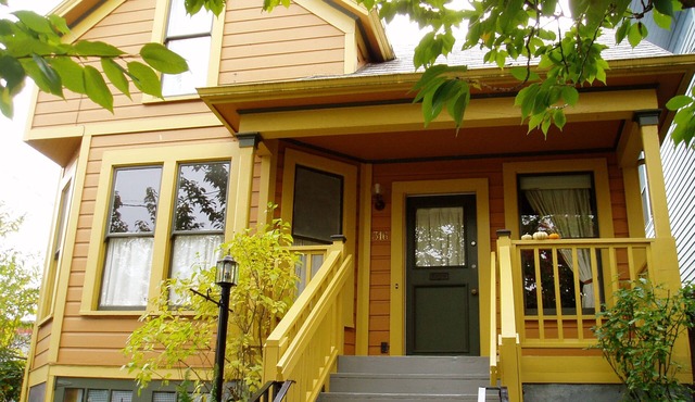 Apt in urban setting. Close to Everything, Short walk to Coffee & Restaurants