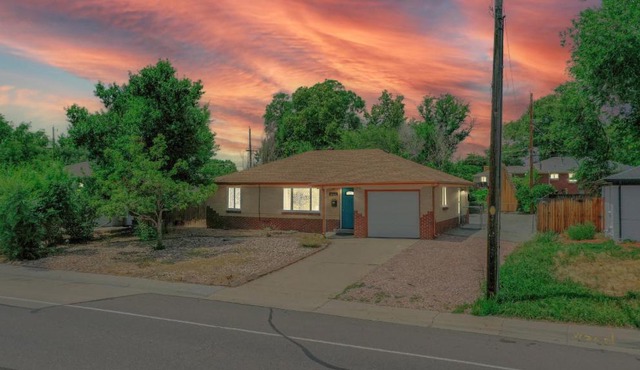 Arvada 2 King Bed, Updated Private Light Rail Yard