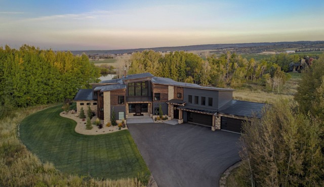 Aspen Shores Lodge - New mountain-modern estate on a private lake. With 7 en-suite king rooms and 2 large bunkrooms, it sleeps up to 40 guests—perfect for family reunions, retreats, and group getaways in a secluded luxury setting.