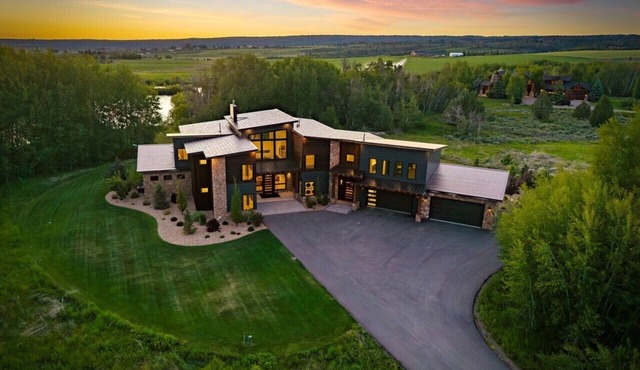 Aspen Shores Lodge | Sleeps 39, Luxury Estate, Private Lake, Hot Tub, & More!