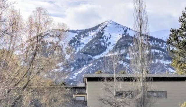 Aspens-Spectacular mountain condo in great location!