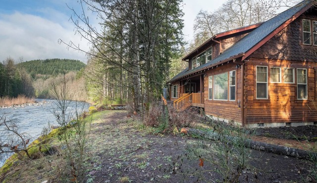 Astonishing home on the Sandy River, Pet friendly, Hot tub !