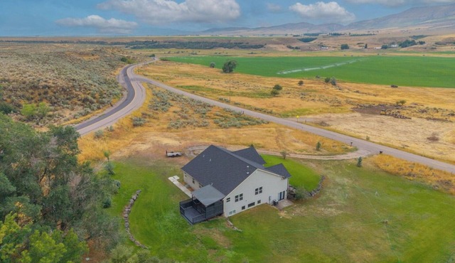 Awesome 6-bedroom house with rec room, fully equipped kitchen, Near Lava