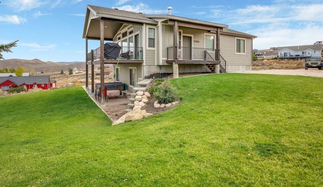 Baileys Bungalow | Hot Tub, Fire Pit & Views!