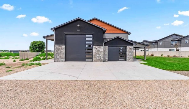 Barn 306 | Sleeps 14 | Oversized RV Bay + Indoor Pickleball | Bonus Game Room | Near Caldwell