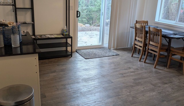 "Barndo" located close to Coeur D' Alene yet set in a wooded atmosphere.