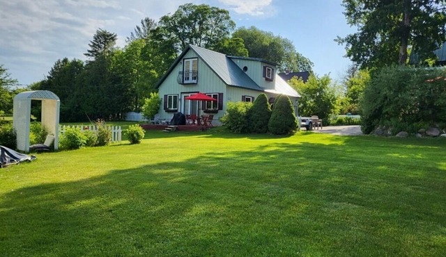 Be our guests cottage Close to Lake Michigan and 10 minutes to Charlevoix.