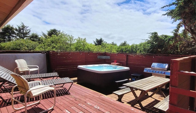Beachfront Cabin, Downtown, Hot Tub, Fully Fenced!