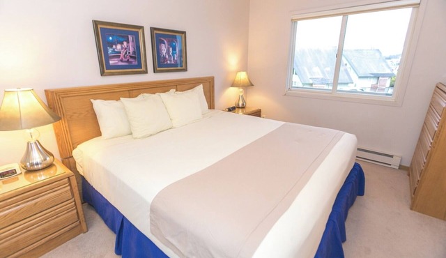 Beachfront Condo with Fireplace, Pool, Dry Sauna and Full Kitchen