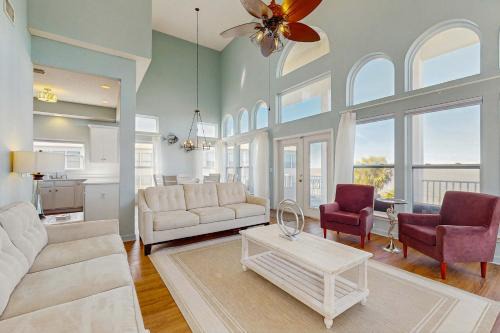 Beachfront Dog-Friendly Home with Deck Private Outdoor Pool AC Grill Free WiFi