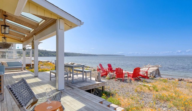 Beachfront getaway with deck, gas grill, firepit and W/D