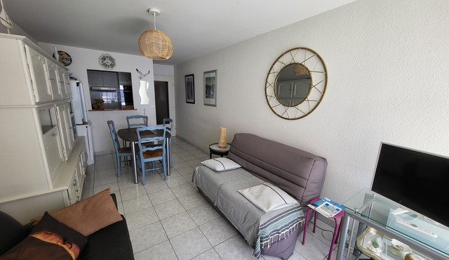Beachside Comfort: Cozy 2BR Apartment Near Shops, Market, and Activities in Les Sables-d'Olonne