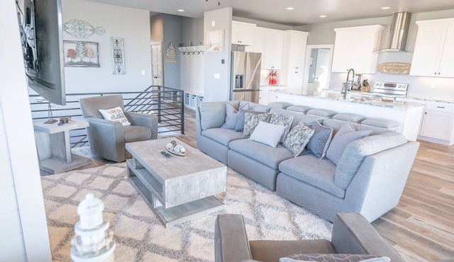 Bear Essentials | New 5BR on Golf Course | Hot Tub, Game Room