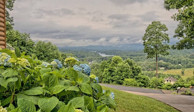 Bear’s Eye View by Chatuge Home Concierge | Lake & Mountain Views