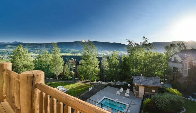 Beautiful 2 BR Moose Hollow Condo next to Hot Tub