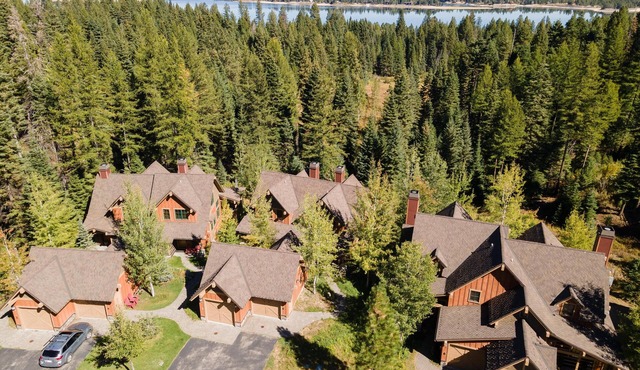 Beautiful 2 BR Townhome with Private Hot Tub